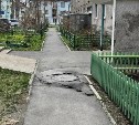 Дыры, провалы и выбоины: жители домов по ул. Поповича в Южно-Сахалинске жалуются на двор