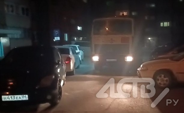 "Жена машину ставила": мусоровоз простоял почти 1,5 часа в запаркованном дворе Южно-Сахалинска 