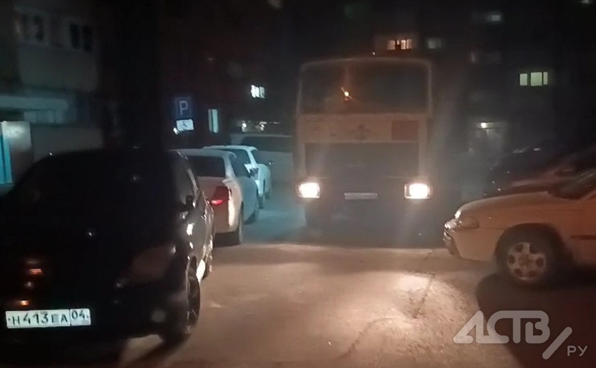 "Жена машину ставила": мусоровоз простоял почти 1,5 часа в запаркованном дворе Южно-Сахалинска 