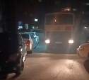 "Жена машину ставила": мусоровоз простоял почти 1,5 часа в запаркованном дворе Южно-Сахалинска 