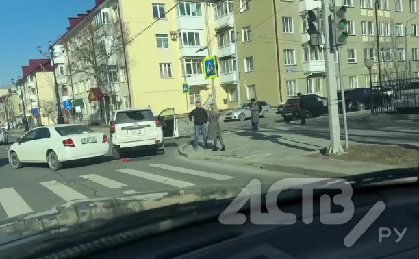 Два автомобиля столкнулись на проспекте Победы в Южно-Сахалинске
