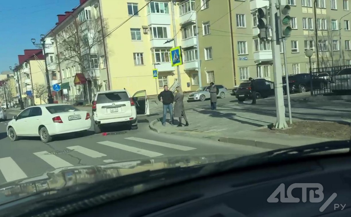 Два автомобиля столкнулись на проспекте Победы в Южно-Сахалинске