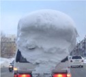 По улицам Южно-Сахалинска ездит автомобиль с сугробом на крыше