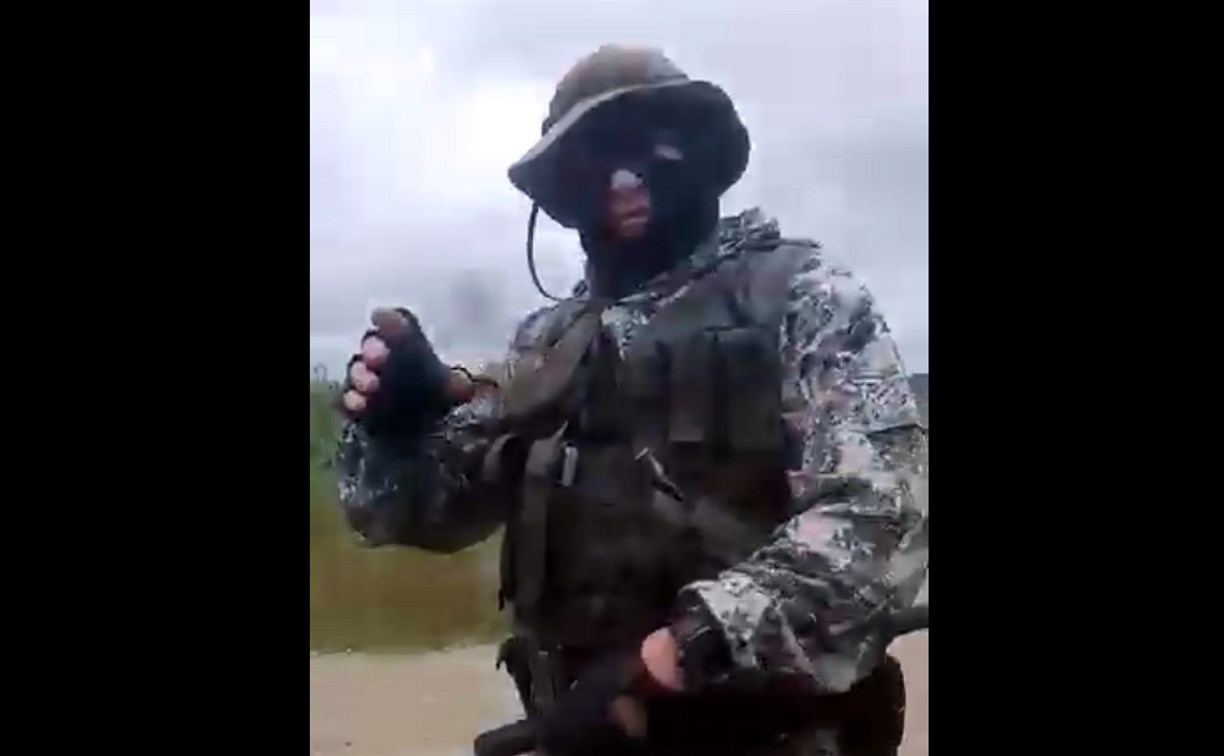 Сахалинцы, выгуливая собаку у нерестовой реки, попали в конфликт с вооруженными людьми в масках