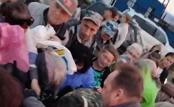 Раздача бесплатной рыбы пенсионерам на Камчатке обернулась давкой