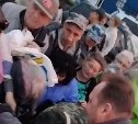 Раздача бесплатной рыбы пенсионерам на Камчатке обернулась давкой