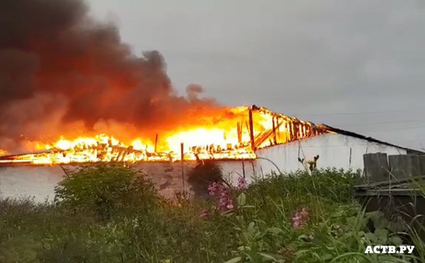 В Поронайске за считанные минуты сгорела крыша большого склада
