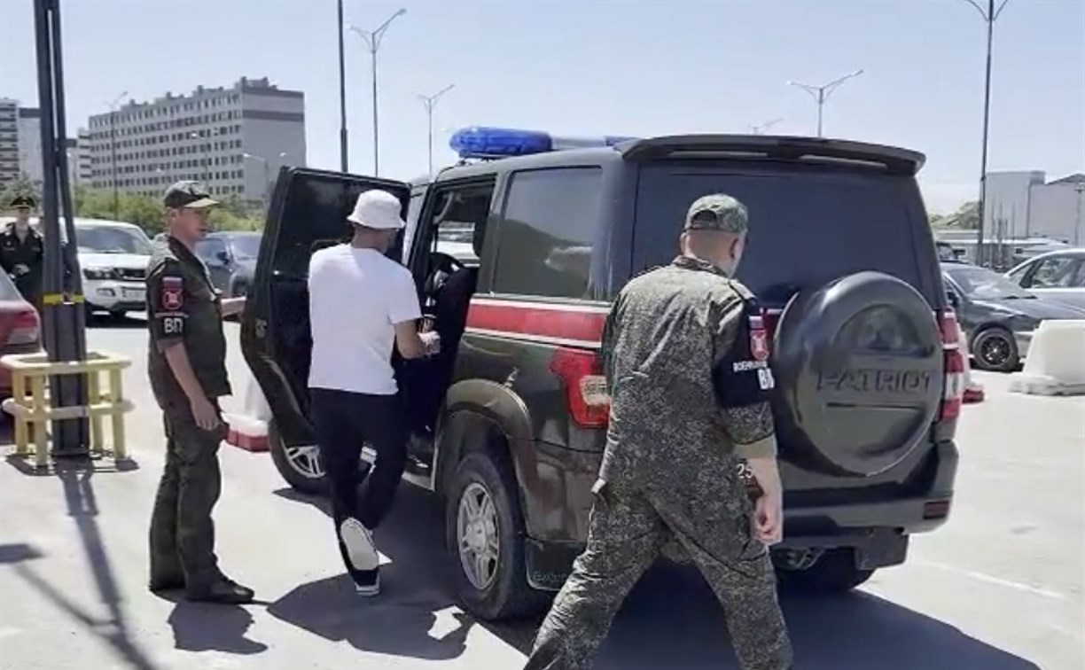 Двух молодых мужчин без воинского учета выявили в торговом центре Южно-Сахалинска