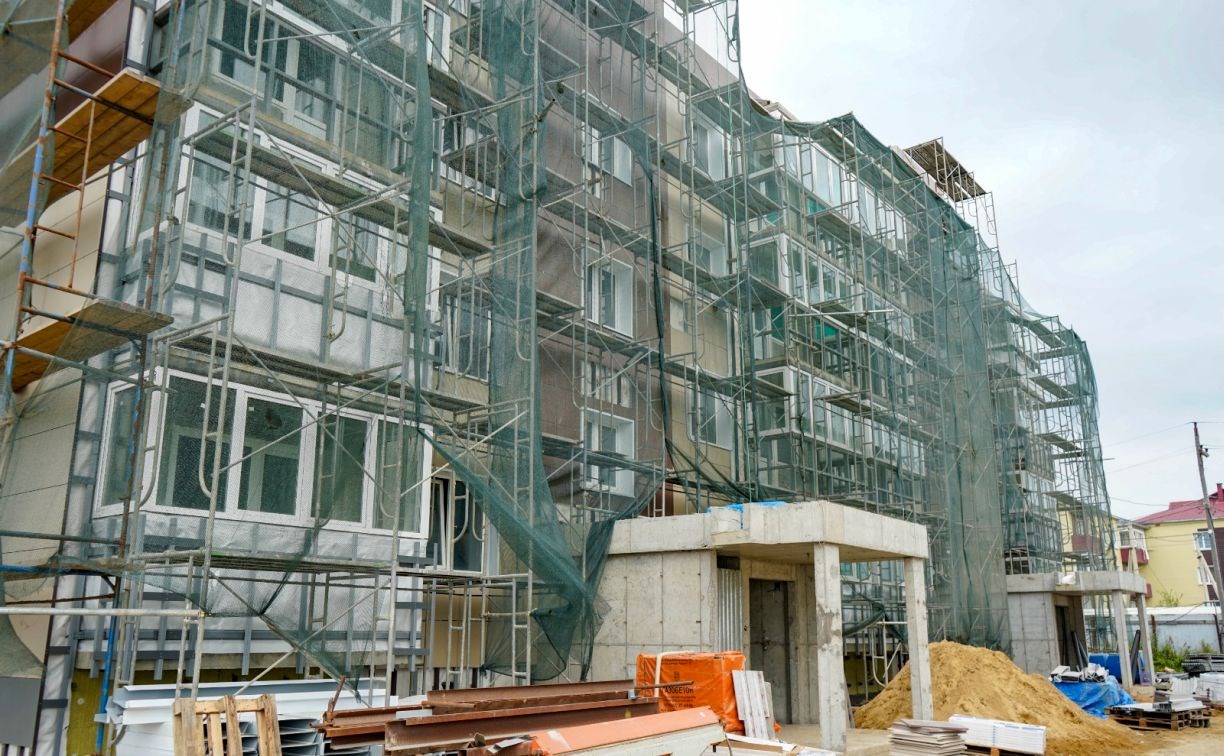 Два 24-квартирных дома сдадут в селе Корсаковского района в этом году
