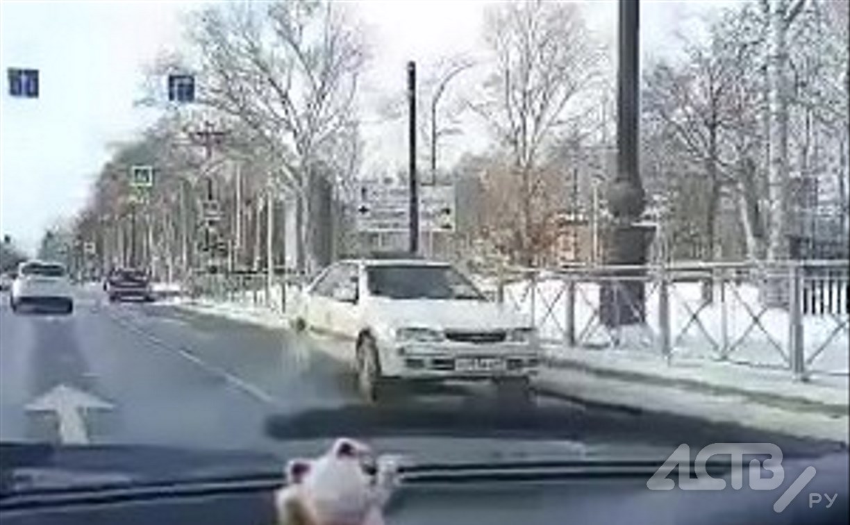 Такого вы ещё не видели: автомобиль проехал по центру Южно-Сахалинска задом наперёд