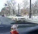Такого вы ещё не видели: автомобиль проехал по центру Южно-Сахалинска задом наперёд