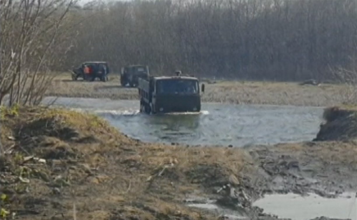 В поисках симы сахалинские рыбаки наполовину топят свои авто в реке Урюм