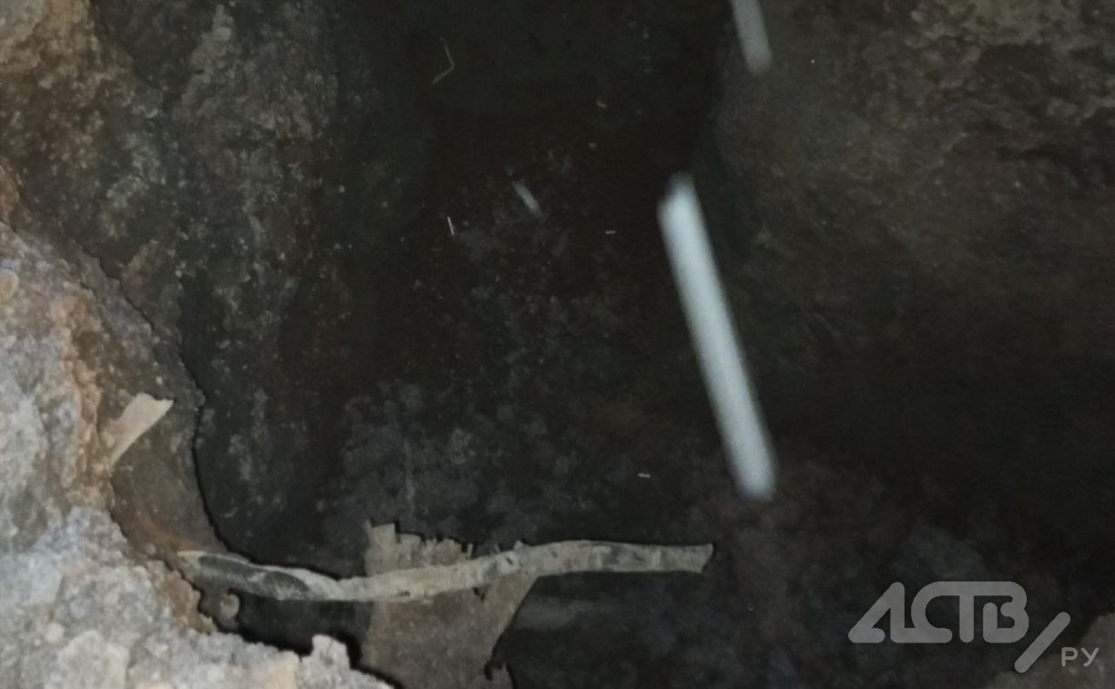 "Едва не провалились": глубокая яма на темной дороге в Южно-Сахалинске подстерегает автомобилистов 