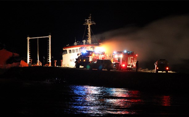 На танкере "Надежда", выброшенном на мель вблизи Невельска, произошел пожар