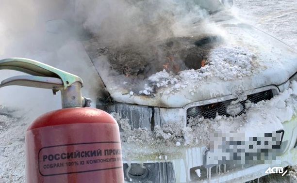 На парковке возле южно-сахалинского "Спартака" после дрифта сгорел "Субару"