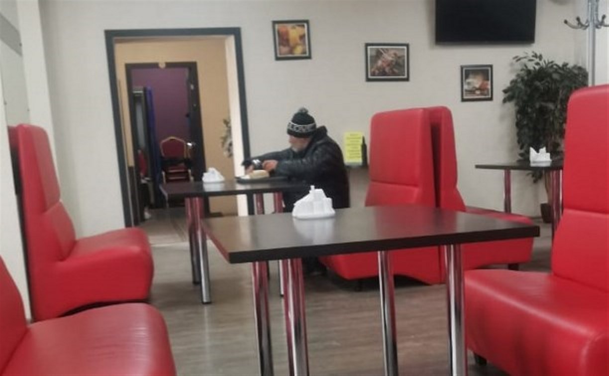 В кафе Южно-Сахалинска отказались кормить бомжа, потому что он там прячется и ночует