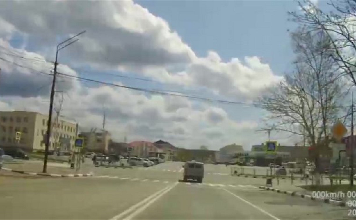 Полицейского оштрафовали на Сахалине за езду на красный свет