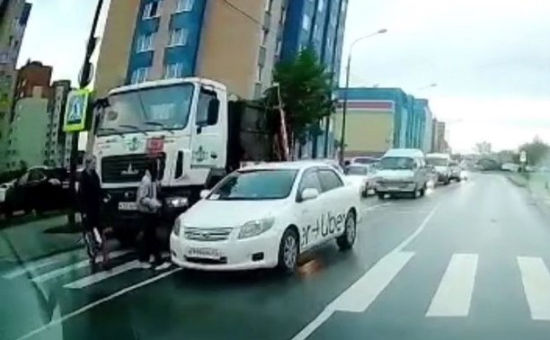Таксист едва не сшиб пешеходов в Южно-Сахалинске, грубо нарушив ПДД