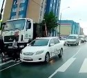 Таксист едва не сшиб пешеходов в Южно-Сахалинске, грубо нарушив ПДД