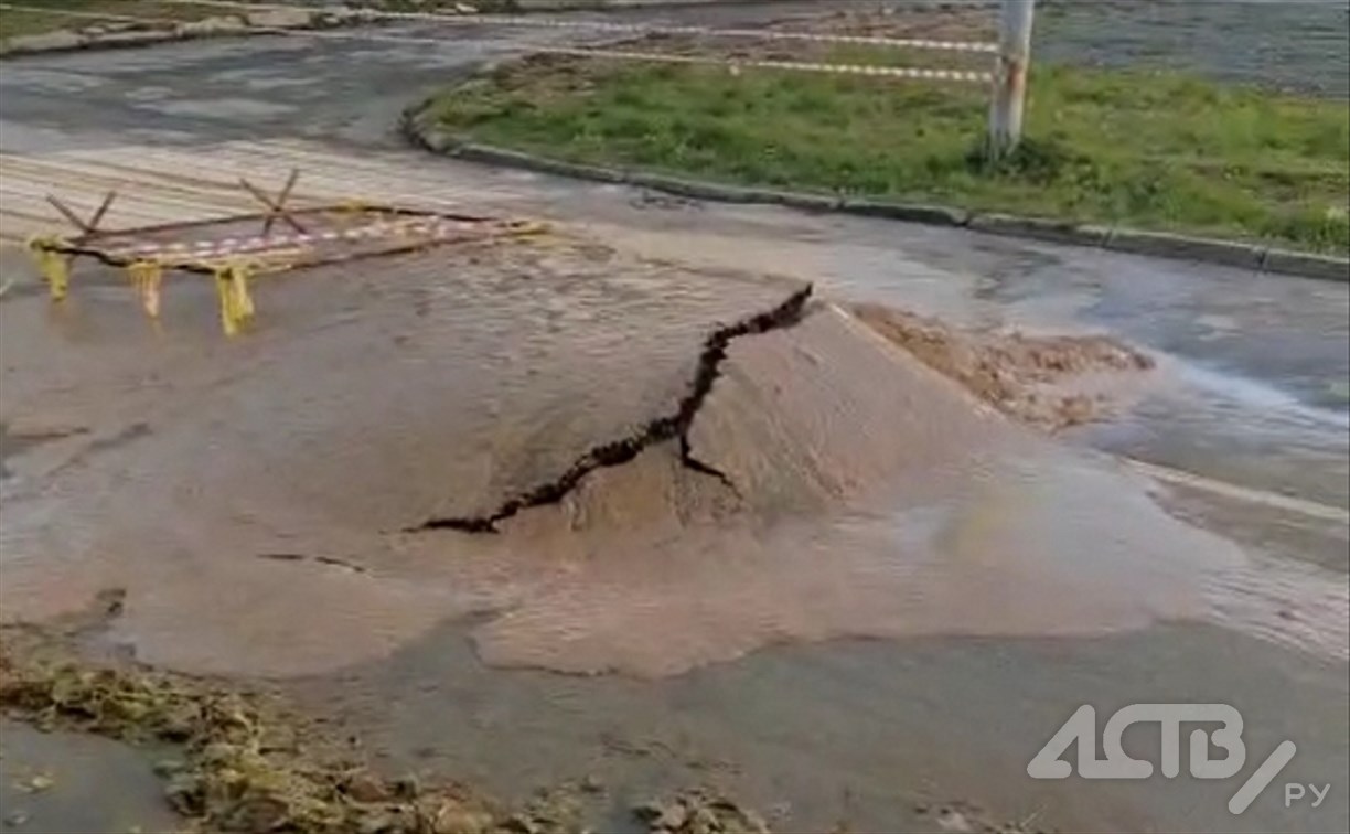Внезапно образовавшийся грязевой вулкан у торгового центра напугал жителей Долинска 