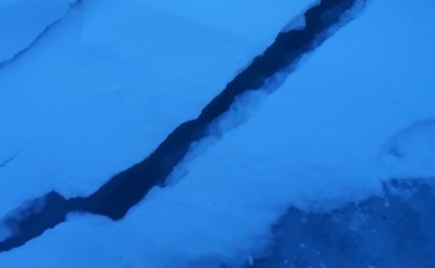 Рыбак снял большую трещину на льду в районе Лесного и Охотского