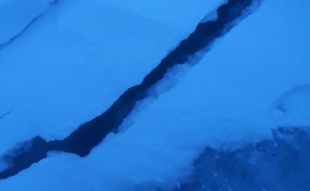 Рыбак снял большую трещину на льду в районе Лесного и Охотского