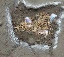 В яму в одном из дворов Южно-Сахалинска снова попала большегрузная техника
