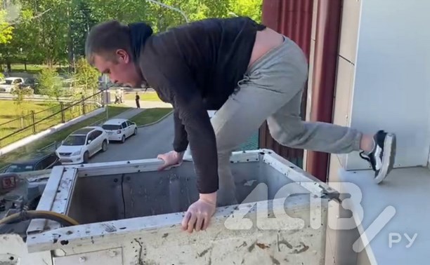 Сахалинки вызвали автовышку, чтобы вызволить друга из закрытой квартиры для прогулки