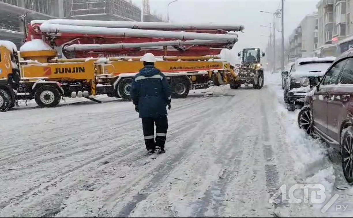 Длинномер "застрял" в центре Южно-Сахалинска в неподходящий момент