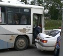 Рейсовый автобус и легковая "Тойота" столкнулись в Южно-Сахалинске