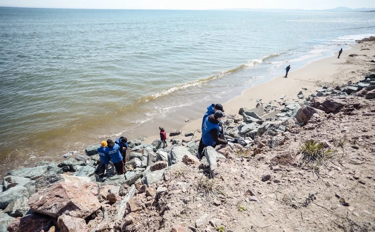 Волонтеры очистили побережье Тунайчи и набережную в Охотском 