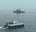 В заливе Анива спасают "тонущих" людей и тушат "пожар" на корабле