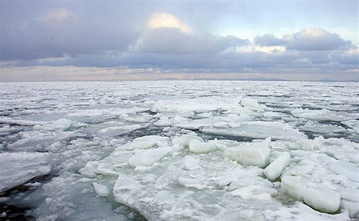 Лед у берегов в заливе Мордвинова ломается из-за погоды