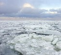 Лед у берегов в заливе Мордвинова ломается из-за погоды