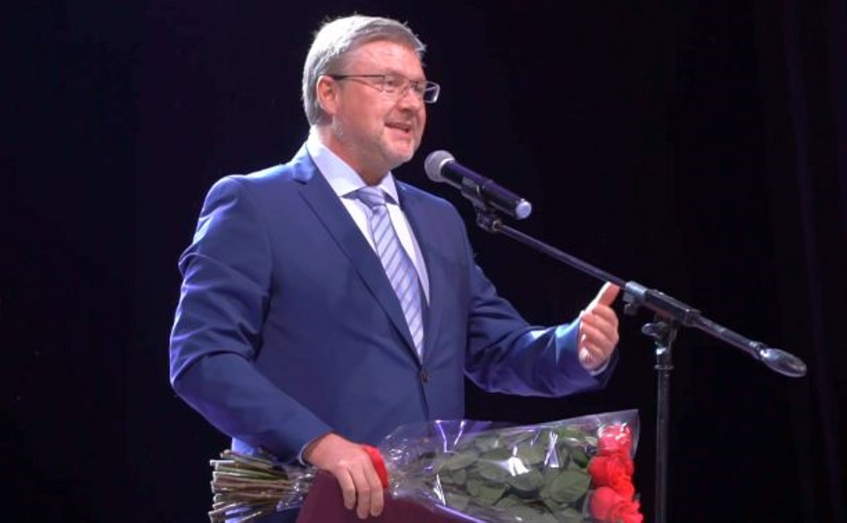 Георгий Карлов поздравил южно-сахалинскую гимназию № 2 с юбилеем