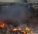 Пожар в Холмске усилился и угрожает действующим гаражам