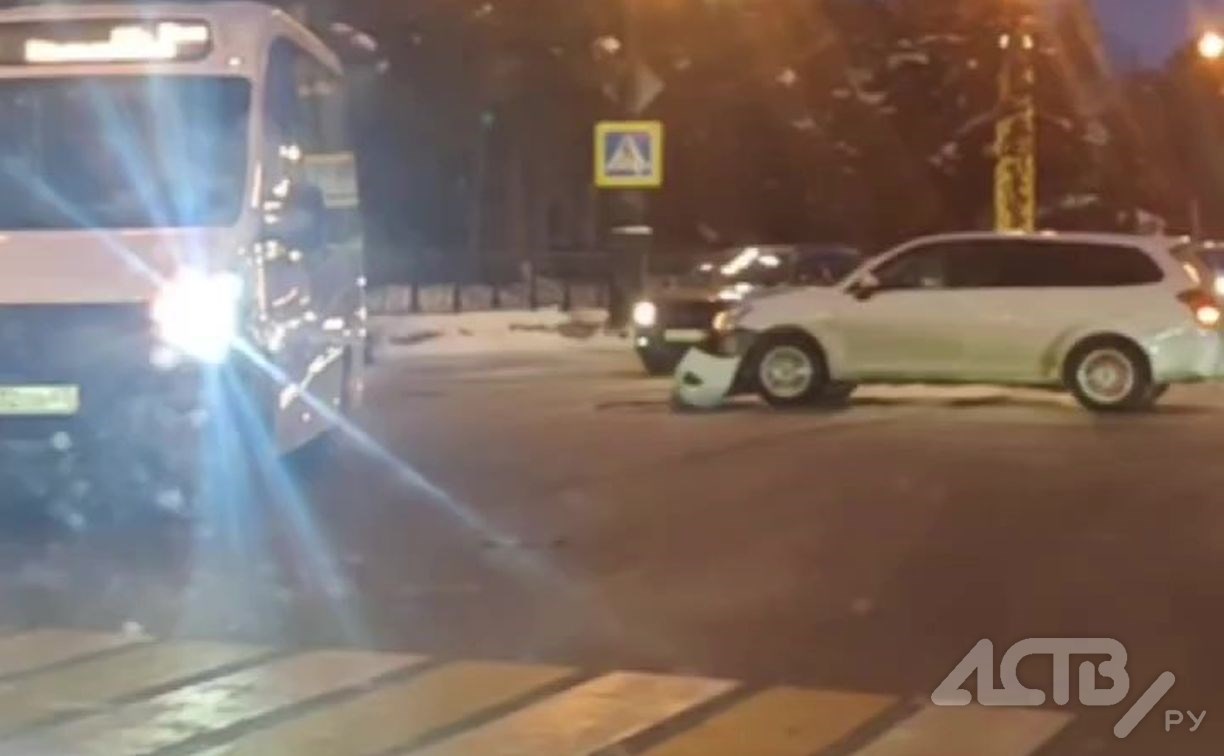 Универсал "потерял" бампер в результате ДТП в Южно-Сахалинске