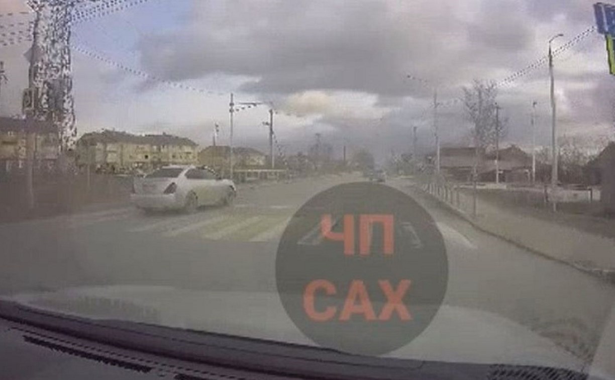 Такой наглости вы ещё не видели: автомобиль в Южно-Сахалинске промчался по перекрёстку по встречке