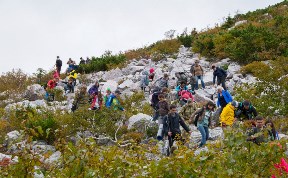 Около 100 сахалинцев поднялись на гору Острую