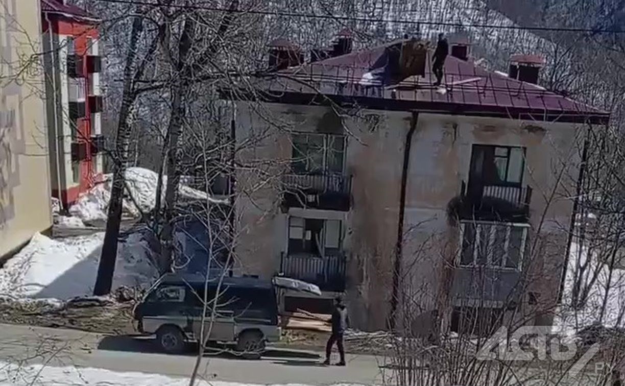 Люди разбирают на доски расселённые двухэтажки в Долинском районе