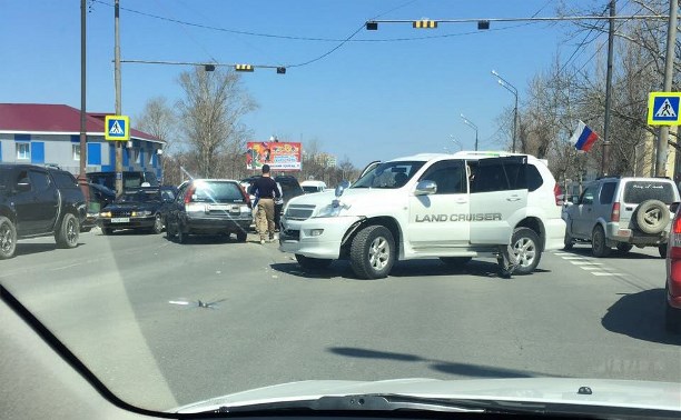 Три автомобиля столкнулись на проспекте Мира в Южно-Сахалинске