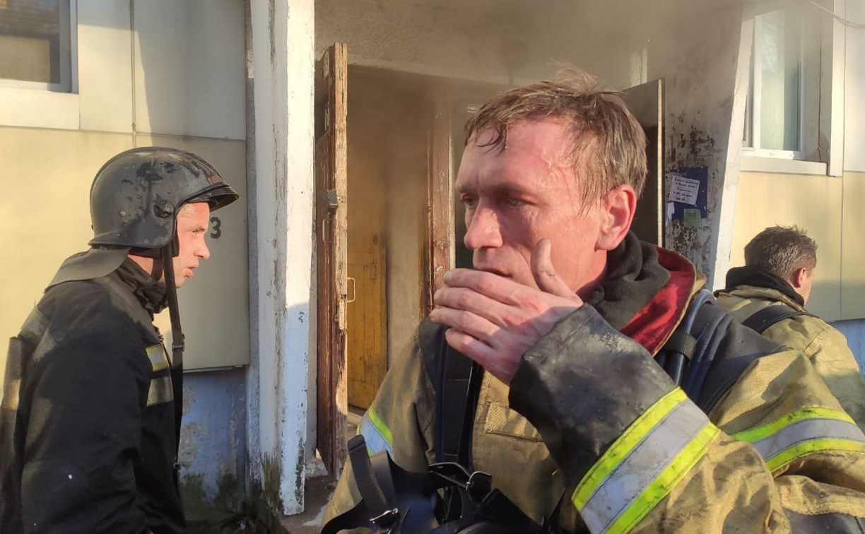 В Южно-Сахалинске разгорелся пожар в многоквартирном доме 