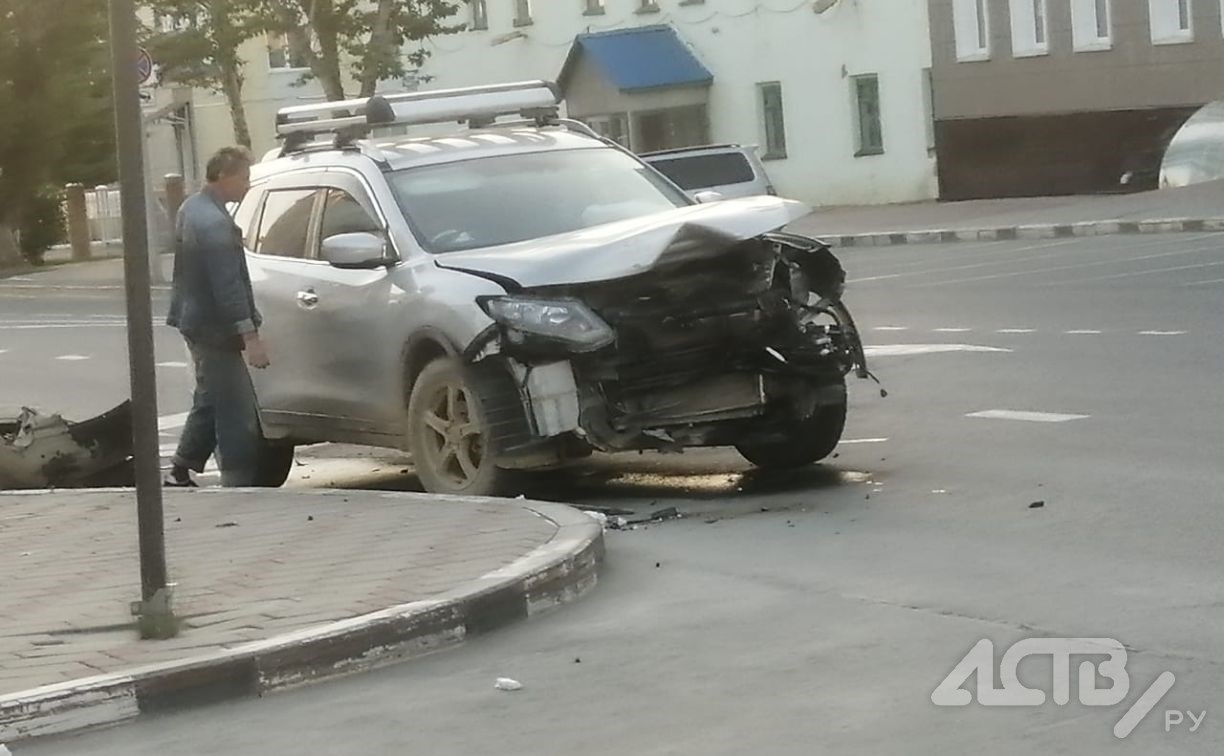 Автомобиль вылетел на тротуар после ДТП в Южно-Сахалинске - Новости  Сахалинской области. Происшествия – Фотогалерея, фото 1 - astv.ru