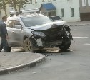 Автомобиль вылетел на тротуар после ДТП в Южно-Сахалинске