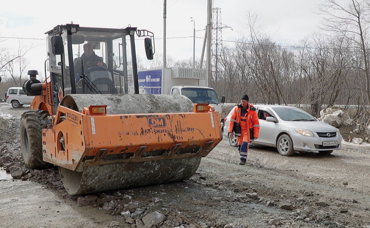 В Южно-Сахалинске приводят в порядок грунтовые дороги после зимы - план работы 