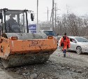 В Южно-Сахалинске приводят в порядок грунтовые дороги после зимы - план работы 