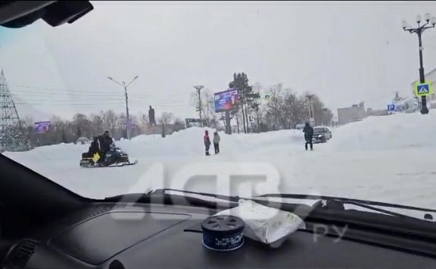 Такси на снегоходах появились на юге Сахалина после сильной метели