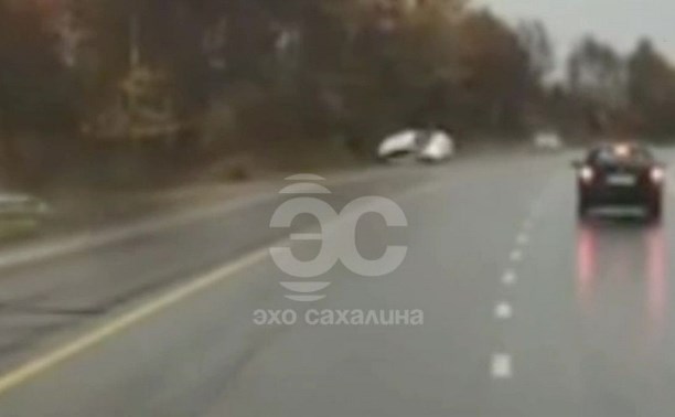 Авто перевернулось в воздухе: момент серьёзного ДТП на корсаковской трассе попал на видео