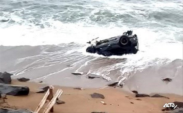 В вылетевшем в море автомобиле на юге Сахалина погиб мужчина