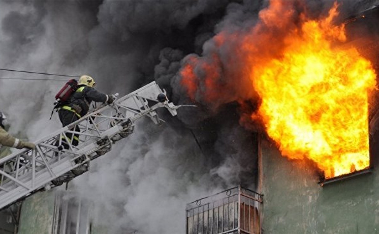Пожарные потушили квартиру в многоэтажке в Луговом
